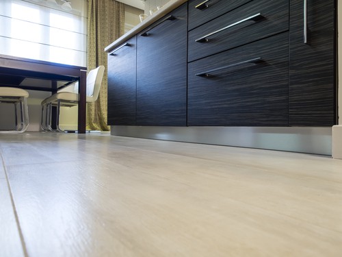 Top Flooring Types For The Kitchen, Laminate Tile Flooring Kitchen B Quarters